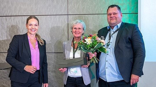 DATEV Summit 2022: Produktmanagerin Stefanie Köhnken (Bildmitte), Partnermanager Carsten Temme (beide HS) und DATEV-Vorstand (COO) Julia Bangerth